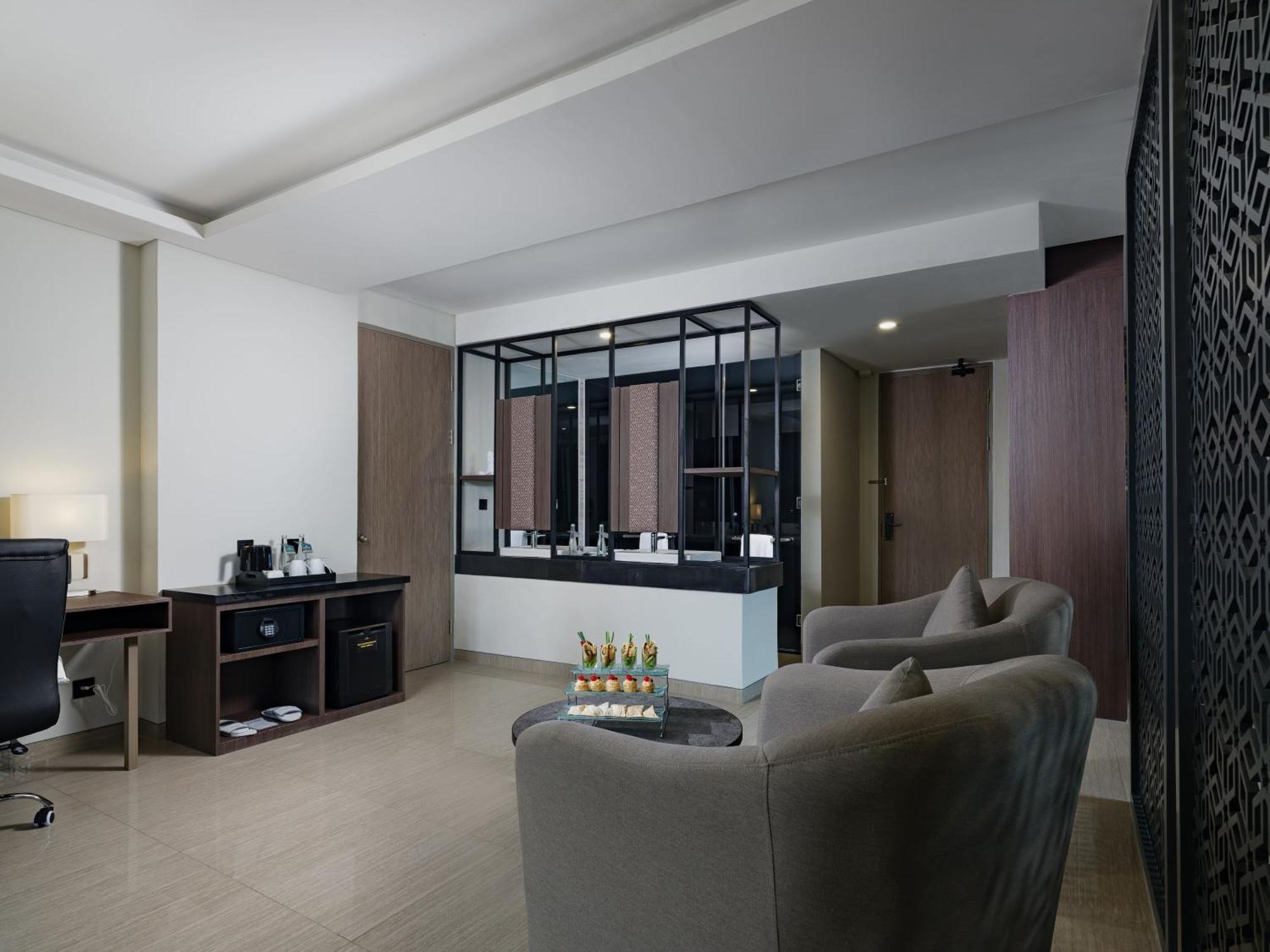 Hotel Santika Blitar Экстерьер фото