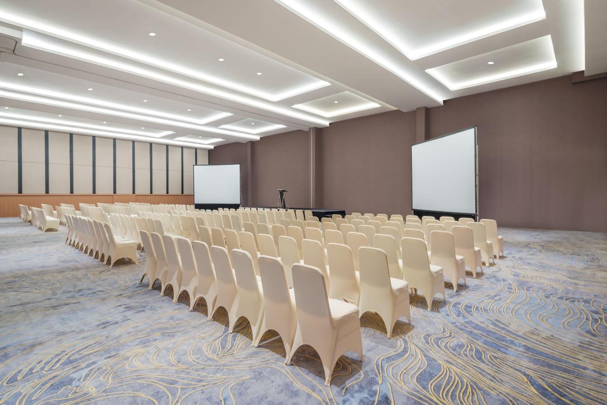 Hotel Santika Blitar Экстерьер фото