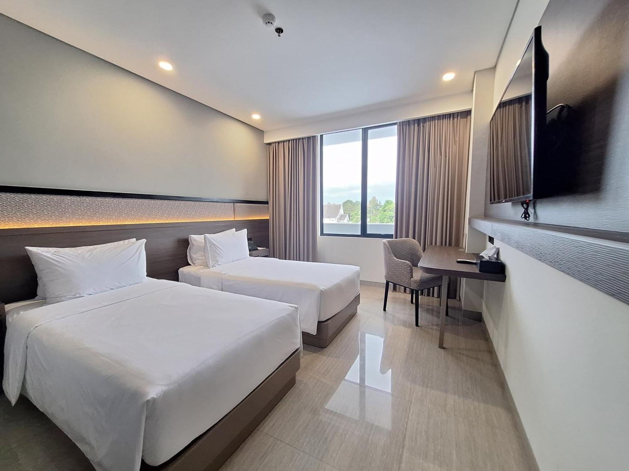 Hotel Santika Blitar Экстерьер фото