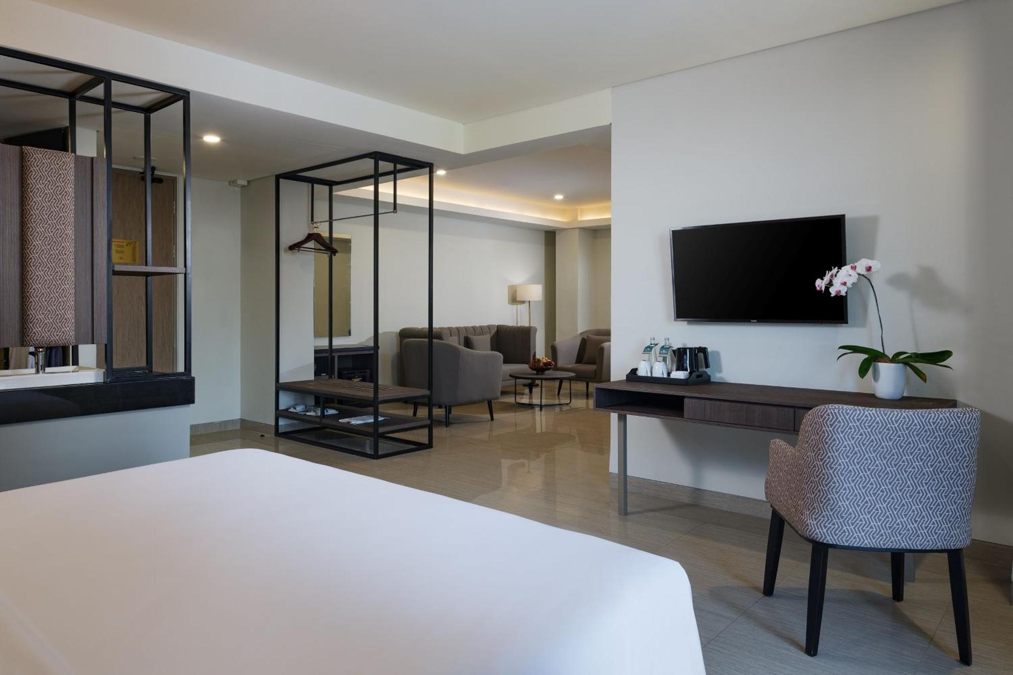 Hotel Santika Blitar Экстерьер фото