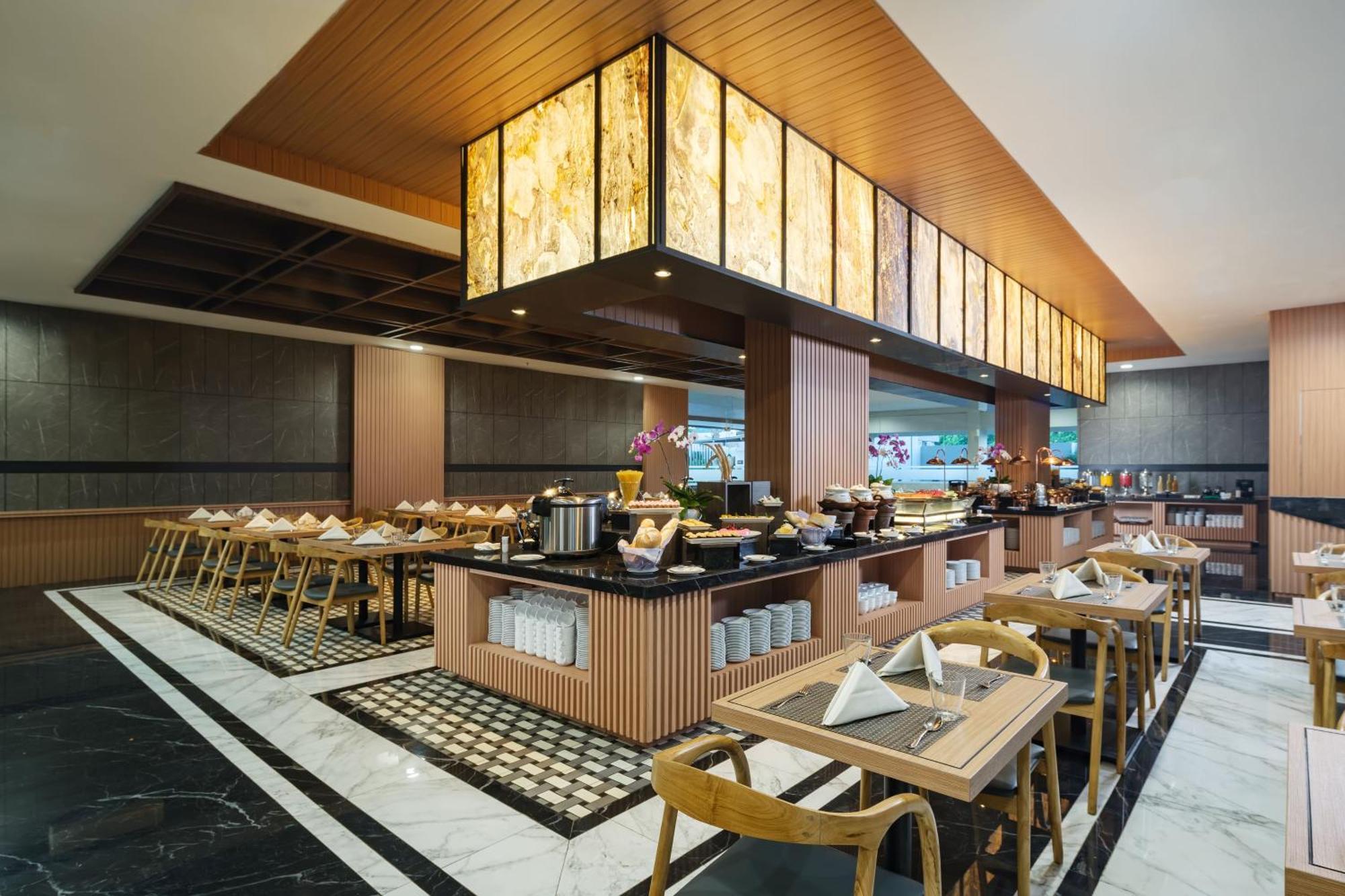 Hotel Santika Blitar Экстерьер фото